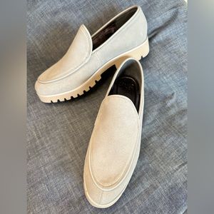 Donald Pliner Light Gray Suede ECLIPSE Loafer. Size 9.5.